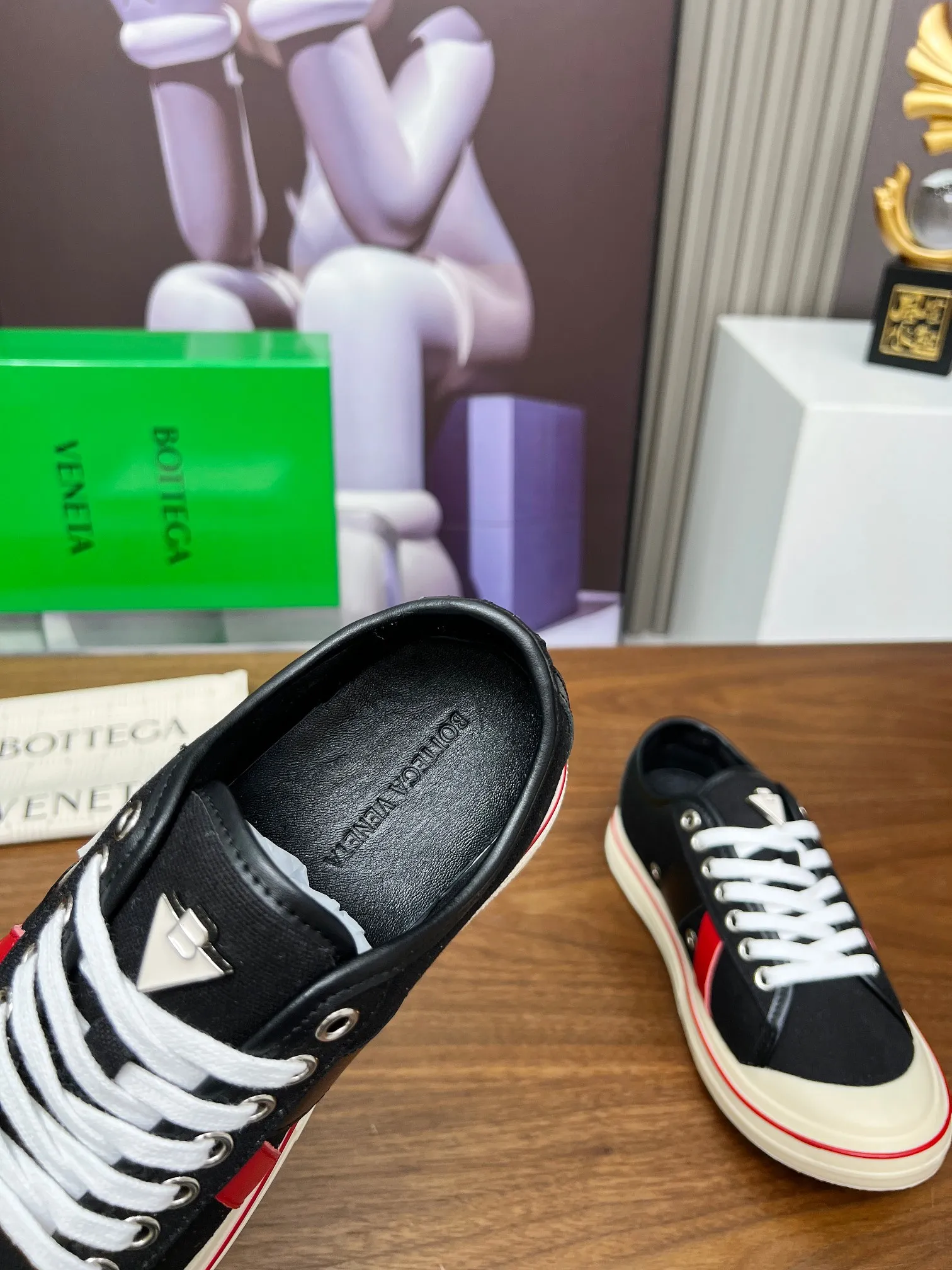 Men's men's shoes 💰500💰 Bottega Veneta BV's latest Eliot series retro basketball shoes casual sports canvas shoes will become gods once it is launched‼ ️ Inspired by retro basketball sneakers, the color combination highlights youthful vitality and perfectly interprets the theme of youth and childlike innocence. The details are also very particular. The summer canvas brings excellent durability and comfort. Designs such as calfskin trim, rubber toe caps and hand-painted retro red lines are full of retro feel. The round toe and convex sole add a modern feel and are suitable for various styles. Easily create a fashionable atmosphere. The upper foot is the focus...can be worn as a couple's shoes...The red lines on each shoe edge are hand-painted, which adds more taste and attitude! ✦Fabric: Original customized high-density canvas + cowhide ✦Inner: original customized breathable canvas ✦Insole: movable latex cowhide insole ✦Sole: original molded non-slip and wear-resistant TPU material ✦Sole thickness: 3cm, low-profile, single shoe ✦Number of sizes: female size 35--40, female 40 is customized and non-returnable❕ ✦Number: male size 39--45, male 45 is customized and non-returnable❗️